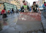 Младежи ринат калта в Генуа.