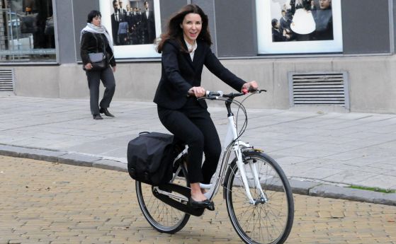 Министър Цанова на работа с колело (снимки) 