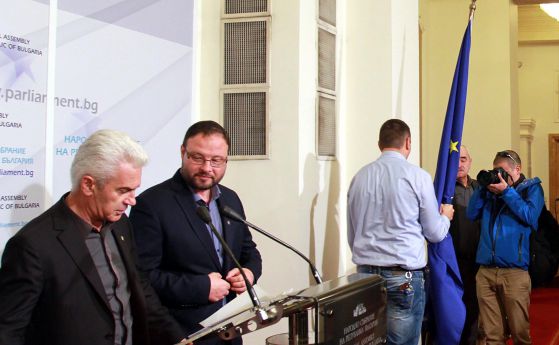 Сидеров свали знамето на ЕС в парламента и отказа да говори с ГЕРБ (снимки)