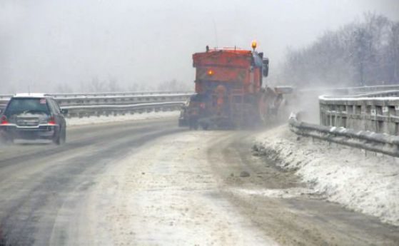 Заради снега: Движението по магистрала „Тракия“ е спряно 