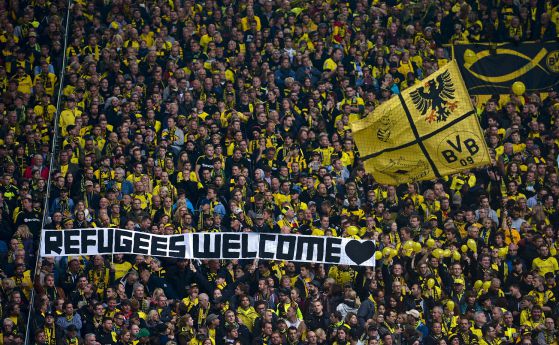Футболни фенове в Германия посрещат бежанци с добре дошли