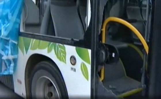 Деца потрошиха с камъни чисто нови автобуси в София