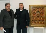 Симеон Шопов-Леков (вдясно) стои до иконата си "Архангелите".