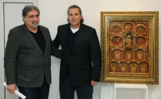 Симеон Шопов-Леков (вдясно) стои до иконата си 
