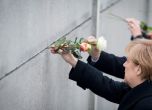 Меркел постави роза на паметника на Берлинската стена