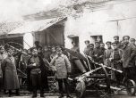 Български войници до свален британски боен аероплан на Солунския фронт.