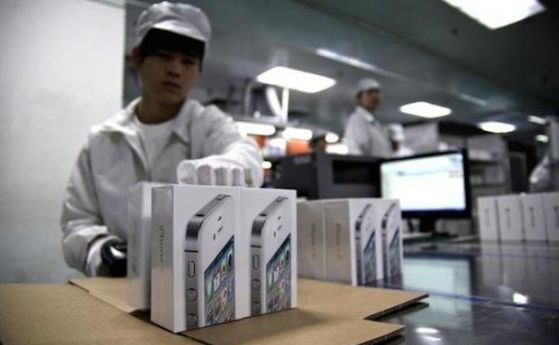 Китайски работник с пакетирани iPhone 6.