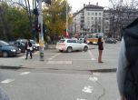 Джип спря на пешеходна пътека, докато чака да стане зелено