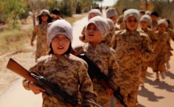 Деца, тренирани в училищата за убийства на ИД.