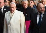 Папа Франциск с председателя на ЕП Мартин Шулц (вдясно от папата).