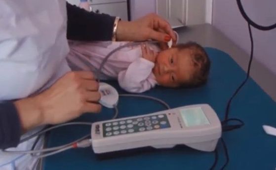 В Добрич изследват слуха на бебета с нов апарат от „Българската Коледа“