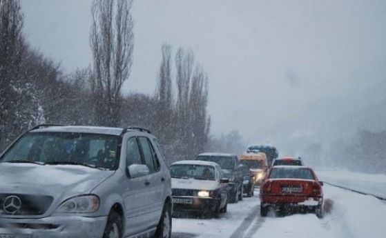 Сняг в Северна България в неделя, не тръгвайте без зимни гуми