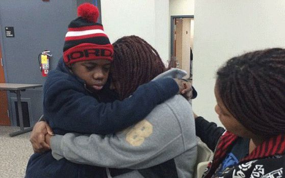 Намериха дете, изчезнало преди 4 г. - баща му го държал в плен зад фалшива стена