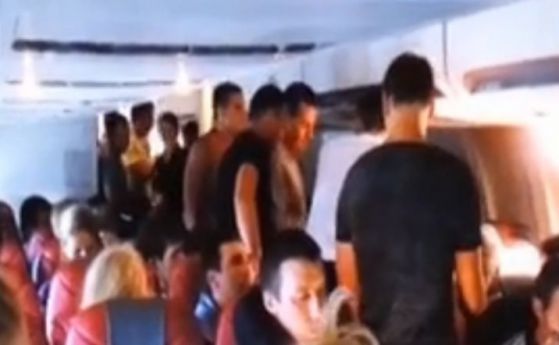 Пияни руски туристи се сбиха в самолет (видео)
