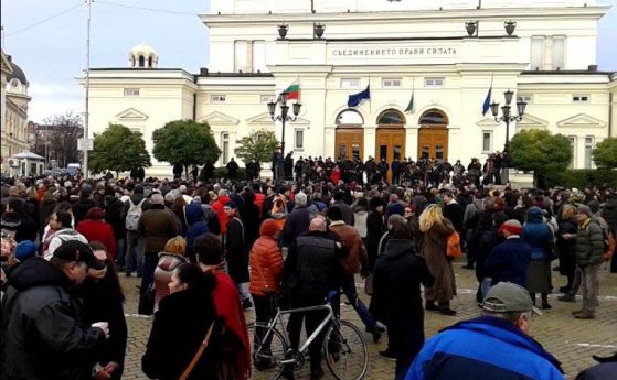 500 на протест срещу Слави Бинев (хронология и снимки)