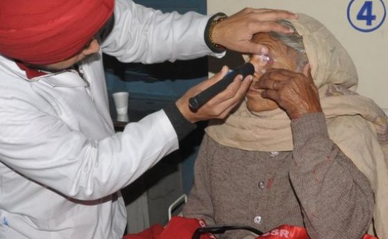 Най-малко 60 души ослепяха след масова операция в Индия
