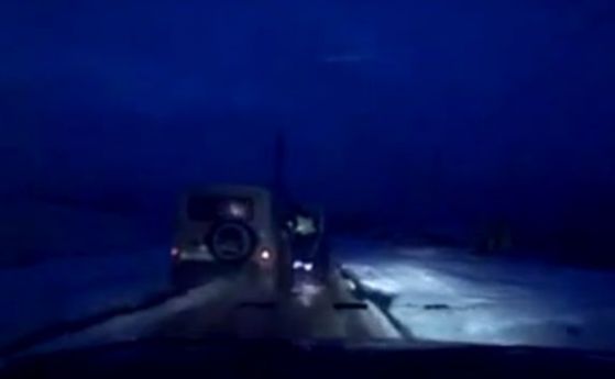 Руски полицай надбяга джип, за да хване шофьора му (видео)