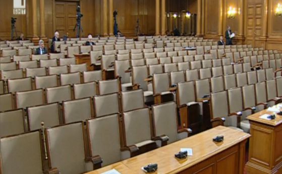 Само 8 депутати работят в парламента