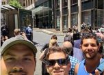 Опашка за селфита пред кафенето със заложници в Сидни (снимки и видео)