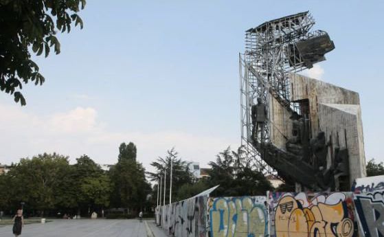 Паметникът пред НДК отива в Музея на София