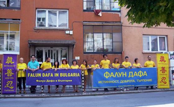 Външно: Задържаните в Белград българи имат всички права да протестират