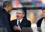 Обама се ръкува с президента на Куба Раул Кастро, вдясно е президентът на Бразилия Дилма Русеф.