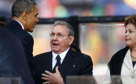 Обама се ръкува с президента на Куба Раул Кастро, вдясно е президентът на Бразилия Дилма Русеф.