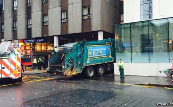 Боклукчийски камион се вряза в тълпа в Глазгоу, шестима са загинали