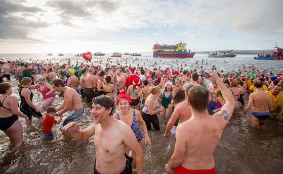 Хиляди британци в шарени костюми поплуваха в ледените води на Ла Манш (снимки)