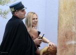 Активистка на „Фемен” атакува Ватикана с голи гърди
