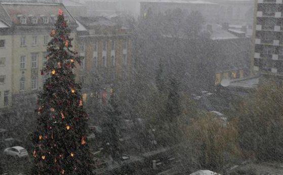 Сняг вали в по-голямата част от страната