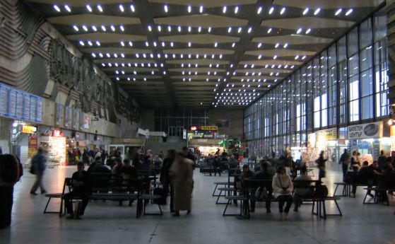 Пътници мръзнат на Централна гара в София заради закъснели влакове