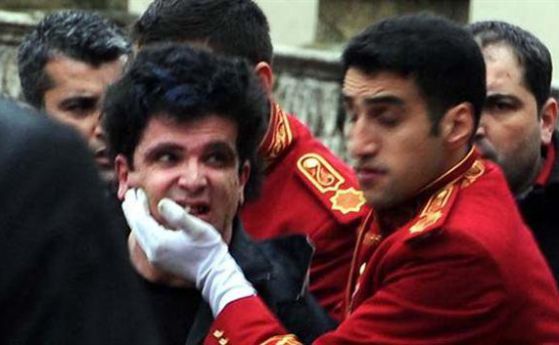 Мъж хвърли граната по офиса на турския премиер