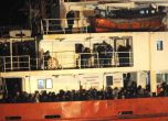 Спасиха кораб с 450 имигранти и без екипаж край бреговете на Италия (обновена)