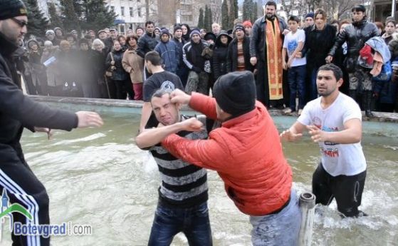 Бой за кръста на шадраван в Ботевград (видео)