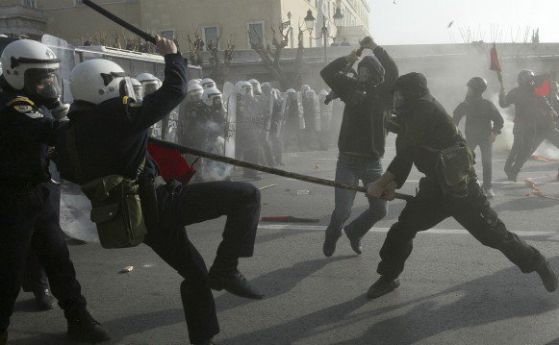 Офис на "Златна зора" в Атина бе потрошен от анархисти