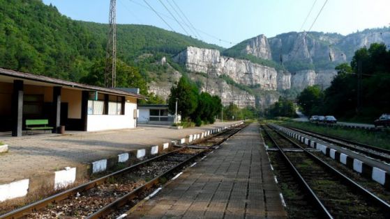 БДЖ спря влаковете между Лакатник и Левище