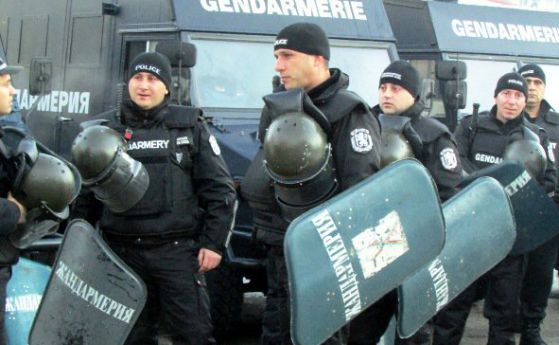 Мащабна полицейска акция блокира квартал "Бояна" (обновена)