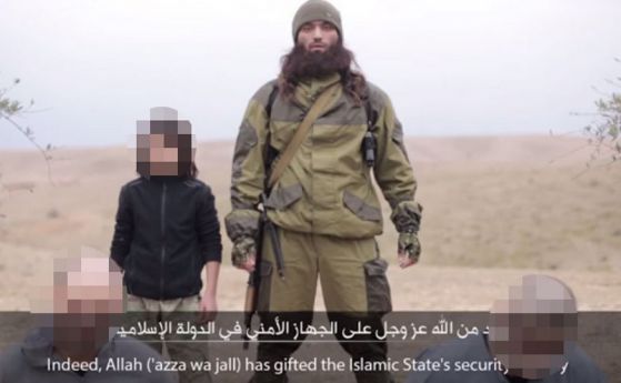 Детето екзекутор с двамата руски агенти и възрастен боец на ИД.