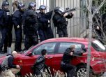 Мъж държа час и половина двама заложници в пощенска станция край Париж (видео)