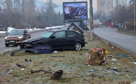 БМВ катастрофира тежко в София (снимки)