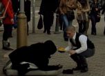 Сервитьори за бездомни в центъра на София (видео)