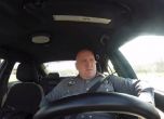 Американски полицай се забавлява, когато е сам на смяна (видео)