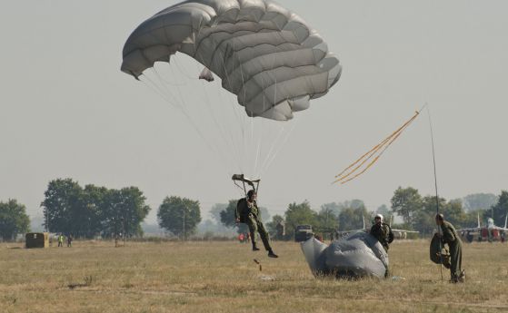 Армията си поръча парашути, но не може да ги ползва