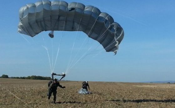 Военната прокуратура разследва сделката за нови парашути