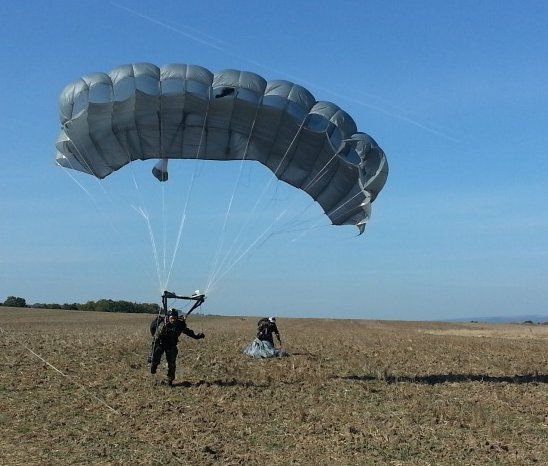 Военната прокуратура разследва сделката за нови парашути