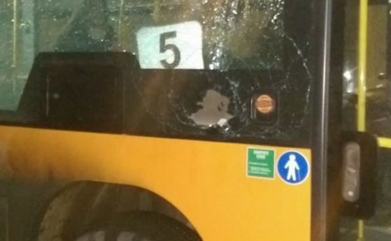 Пияни строшиха прозорец на автобус, не спрял, за да ги качи 