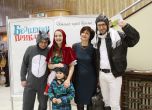 Саша Безуханова с приказни герои и един от малчуганите на началото на кампанията "Безценни приказки.