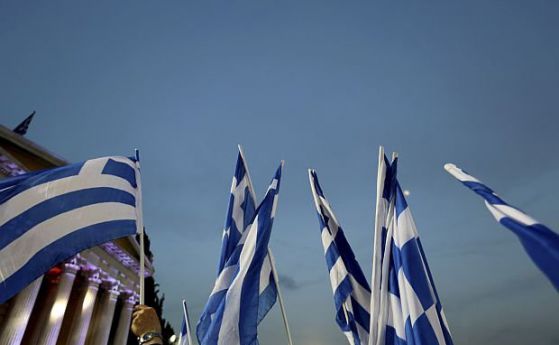Гърците избират между десните и радикалната лява СИРИЗА