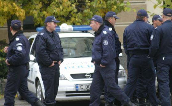 Полицията изведе психично болния мъж от дома му в София